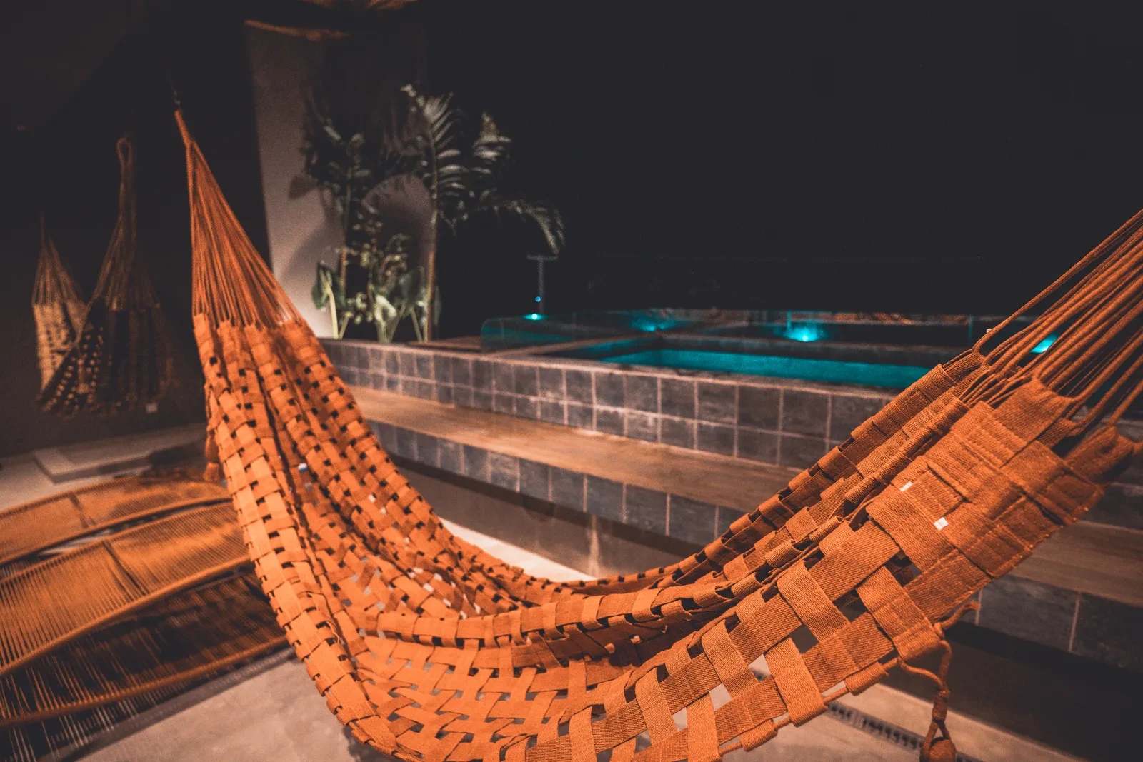 Redes de tecido armadas ao longo da varanda, de frente para a piscina.