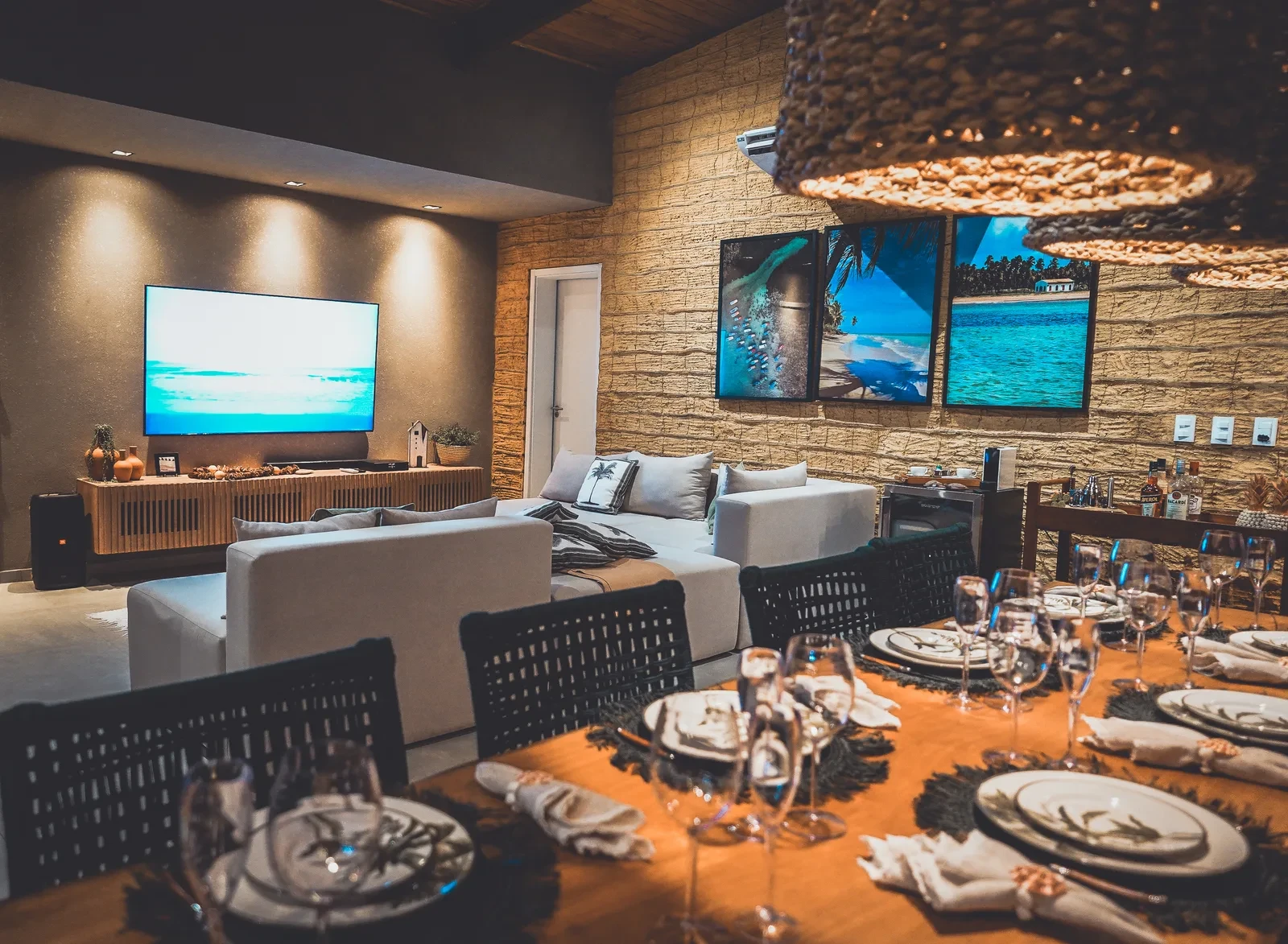 A sala de estar e jantar integradas, vistas da área da churrasqueira.